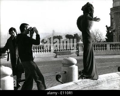 Mar. 03, 1975 - actrice et chanteuse Diana Ross et l'acteur Anthony Perkins sur le tournage de ''Macajou'' un film qu'ils sont actuellement en tournage sous la direction de Berry Gordy à Rome. Banque D'Images