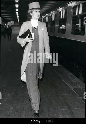 Mar. 03, 1975 - Joanna, s'habiller pour l'article : l'actrice Joanna Lumley, presque volé la montre lorsqu'elle est arrivée le port de queue-coat et topper pour le mariage du Comte de Lichfield à Lady 007 Grosvenor, fille du Duc de Westminster, qui a eu lieu le samedi à la cathédrale de Chester. Banque D'Images