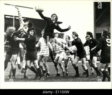 10 déc., 1974 - Cambridge remporte le Varsity Match:Action lors d'une sortie ligne à Twickenham, Londres, mardi, au cours d'une line-out dans l'Oxford et Cambridge University rugby match. Cambridge a gagné 16-15. Banque D'Images