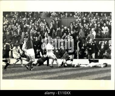 10 déc., 1974 - Cambridge remporte le Varsity Match Rugby : A.J. Hignell de Cambridge University (à droite) se trouve enclin au sol à Twickenham, Londres, mardi 10 décembre, après avoir marqué un essai dans les dernières minutes du match contre l'Université d'Oxford. Cambridge a gagné 16-15. Banque D'Images