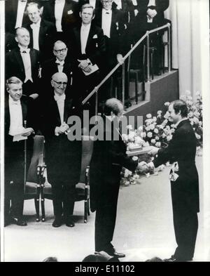 Le 12 décembre 1974 - 12 décembre 1974. Soljenitsyne reçoit le Prix Nobel 1970. Au cours d'une cérémonie dans Steckhelm le mardi , Alexandre Soljenitsyne , l'écrivain russe exilée , a reçu son Prix Nobel de littérature 1970 , du Roi Carl Gustav de Suède. Photo montre Alexandre Soljenitsyne reçoit son prix Nobel de le roi Carl Gustav de quatre ans de retard. Banque D'Images