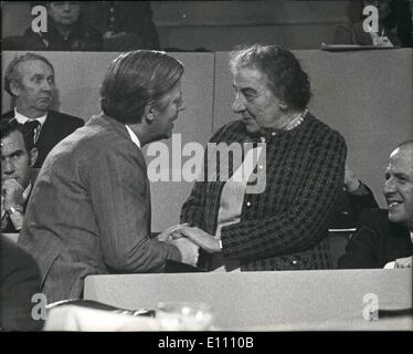 Le 12 décembre 1974 - Herr Schmidt répond à Golda Meir : Herr Helmut Schmidt, le chancelier allemand de l'Ouest, de l'accueil Mme Golda Meir, ancien Premier Ministre d'Israël, lors de la conférence du parti travailliste au Central Hall de Westminster, le samedi. Herr Schmidt venait de terminer son discours en tant que délégué fraternel. Banque D'Images