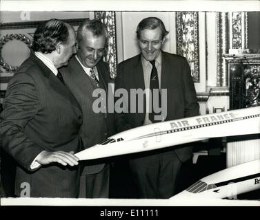 Mar. 03, 1975 - Concorde parle à Londres : M. Anthony Wedgwood Benn, le secrétaire d'État à l'industrie, aujourd'hui a eu des entretiens avec M. Marcel Cavaille, Secrétaire d'Etat français aux transports, sur le programme Concorde, à Lancaster House, Londres. La photo montre la photo de la réunion d'aujourd'hui à Lancaster House sont (de gauche à droite) : Seigneur Beswick, M. Marcel Cavaille, et M. Anthony Wedgwood Benn. Banque D'Images