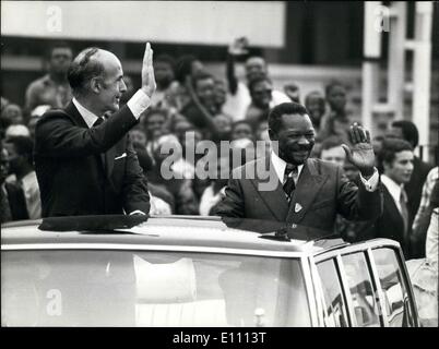 Mar. 06, 1975 - ils sont dans une voiture à cheval dans Bangui après Giscard d'Estaing a été accueillie à la République centrafricaine par Banque D'Images