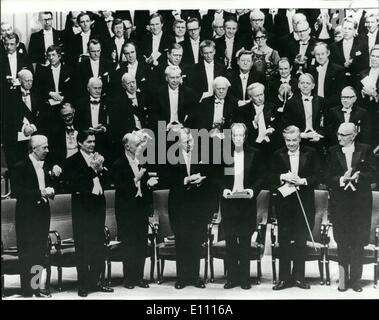 Le 12 décembre 1974 - Présentations du prix Nobel à Stockholm. : Lors d'une cérémonie à la salle de Concert de Stockholm, le Roi Carl Gustav a présenté le Prix Nobel.Photo montre des photos après la cérémonie de présentation, de gauche, avant : Christian de Duve ; George Palade, Eyvind Johnson, Harry Martinsson, Alexandre Soljenitsyne, Gunnar Myrdahl abd August von Hayek. Banque D'Images