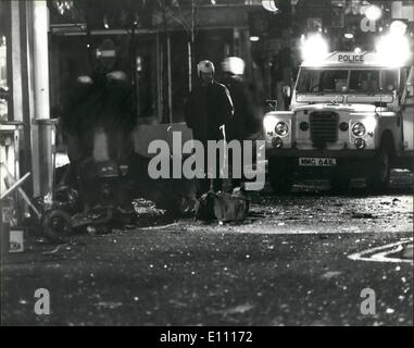 Le 12 décembre 1974 - Une voiture piégée explose dans Oxford Street. : Cinq personnes ont été blessées hier soir quand une voiture piégée a explosé près de l'énorme magasin Selfridges à Oxford Street. Photo montre le reste de la voiture piégée, après la nuit dernière, l'explosion dans Oxford Street. Banque D'Images