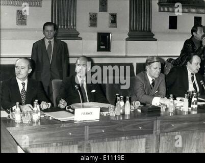 Mar. 11, 1975 - Sur la photo de gauche à droite au cours de la conférence : Jean Sauvagnargues (Ministre français des Affaires étrangères), le président Valéry Giscard d'Estaing, le chancelier Helmut Schmidt (Allemagne) et son ministre des Affaires étrangères, M. Hans Dietrich Genscher. Banque D'Images