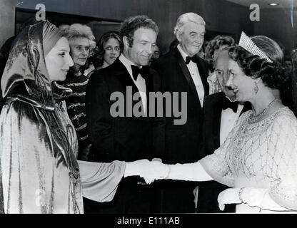 Elizabeth II rencontre Barbra Streisand et James Caan Banque D'Images