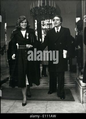 Mar. 21, 1975 - Aujourd'hui à l'Elysée, Mme Eunice Kennedy Shriver s'est vu remettre la Légion d'honneur pour son travail avec les enfants handicapés. Voici Shriver et son mari, Robert Sargent Shriver, laissant le Palais de l'Élysée après la cérémonie. Banque D'Images