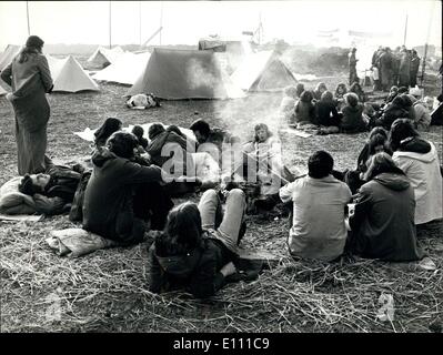 Avril 02, 1975 - Site de construction des centrales nucléaires, territoires : le site de construction de la future centrale nucléaire en près de Kaiseraugst en fait de Bâle est occupé par environ 500 personnes du groupe d'action non violente il Kaiseraugst. Ces gens veulent que le déjà commencé les travaux de construction pour être immédiatement arrêté. Photo montre : l'occupant sur l'usine de construction de Kaiseraugst, avec les tentes qu'ils vivent dans l'action lors de leur occupation. Banque D'Images