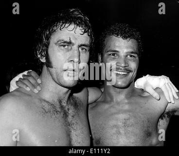 01 janvier 1975 - Vers les années 1970, lieu inconnu. JOHN CONTEH (R) (né le 27 mai 1951 à Toxteth, Liverpool, Angleterre) est un ancien boxeur qui a été monde des mi-lourds de boxe.. Banque D'Images