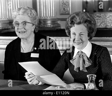 BARBARA Castle et le Secrétaire de la Commission nationale des femmes DR. GRACE THORNTON à Londres Banque D'Images