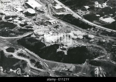 04 avril 1975 - Expo'75 Site sur Okinawa en voie d'achèvement Une vue aérienne de certains des pavillons pour l'Exposition International de l'océan qui s'ouvre sur l'île japonaise d'Okinawa le 20 juillet 1975. L'un des pavillons vu dans le centre est construite sous la forme d'une baleine. Le site de l'exposition couvre 1 millions de mètres carrés, et les organisateurs estiment à 5 millions de personnes vont visiter l'exposition pendant les six derniers mois il sera exécuté. Banque D'Images
