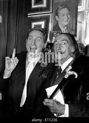 Salvador Dali avec le chanteur Charles Trenet Banque D'Images