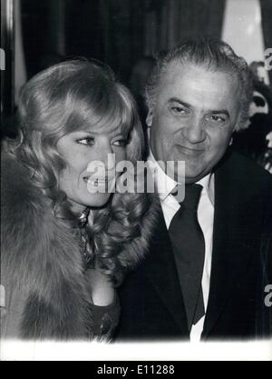 Février 02, 1975 - le Président de la République Giovanni Leone a reçu au palais Quirinal les acteurs et auteurs lauréats du Prix David di Donatello 1975. La photo montre l'actrice Monica Vittie et le réalisateur Federico Pellini. Banque D'Images