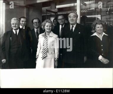 02 février 1975 - Mme. THATCHER ACCLAMÉ COMME CHEF DE IL conservateurs. Prêt de l'homme ont assisté à une réunion de masse des conservateurs à l'hôtel Europa à Londres aujourd'hui, pour confirmer et Mme acclaim. MARGARET THATCHER comme leur chef national. PHOTO : KEYSTONE MONTRE- MME. MARGARET THATCHER photographié à l'hôtel l'Europe aujourd'hui avec les membres de son Cabinet fantôme. (L à R) SEIGNEUR HALLSHAM NORMAN FOWLER, Sir Geoffrey Howe, Mme. THATCHER, Reginald Maudling, William Whitelaw et Mme. SALLY OPPENHEIM. Banque D'Images