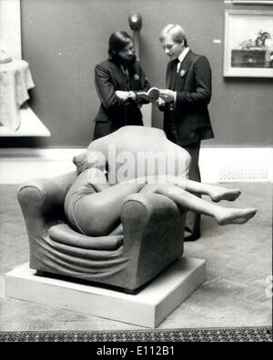 01 mai 1975 - Sculpteur James Butler pour épouser son modèle : l'un du sculpteur James Butler's World's à la Royal Academy Summer Exhibition, est ''Portrait d'angle'' - qui montre son modèle, Angie Berry - la fille qu'il prévoit de se marier - recroquevillé dans un fauteuil, qui est en vente, le coût en bronze pour ,000. Photo montre les visiteurs à la vue de presse de l'exposition, d'admirer James Butler's Portrait d'Angie' Banque D'Images