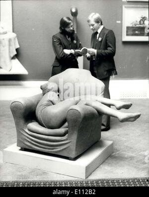 01 mai 1975 - Sculpteur James Butler pour épouser son modèle : l'un du sculpteur James Butler's World's à la Royal Academy Summer Exhibition, est ''Portrait d'angle'' - qui montre son modèle, Angie Berry - la fille qu'il prévoit de se marier - recroquevillé dans un fauteuil, qui est en vente, le coût en bronze pour ,000. Photo montre les visiteurs à la vue de presse de l'exposition, d'admirer James Butler's Portrait d'Angie' Banque D'Images