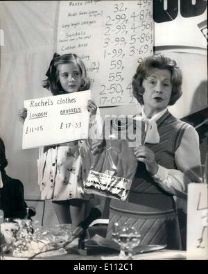 05 mai 1975 - Mme Barbara Castle, comparaison de prix : après son voyage de shopping à Bruxelles, au cours de laquelle elle a acheté des vêtements en marques et dépensiers et des aliments dans les supermarchés. Mme Barbara Castle, la ministre des Services sociaux a tenu aujourd'hui une conférence de presse à Londres. Au cours de laquelle elle a fait des comparaisons des prix des marchandises similaires a acheté à Londres. Photo montre Mme Babara Château et ses 7 ans, petite-nièce, Rachel Hinton, qui alla avec elle à Bruxelles - vu avec un ensemble de pyjama enfant acheté à Bruxelles, à un coût plus élevé. Banque D'Images