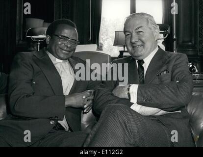 Juin 06, 1975 - Mgr muzorewa voit M. Callaghan : Mgr abel muzorewa, président du conseil national de l'Afrique de la Rhodésie, qui est à Londres sur le chemin de sa maison après avoir visité les États-Unis cet après-midi à l'ouest de l'office des étrangers de voir M. James Callaghan, secrétaire aux affaires étrangères de la Grande-Bretagne. photo montre l'Évêque Abel Muzorewa photographiée avec Mr.James Callaghan, au Foreign Office à Londres aujourd'hui. Banque D'Images