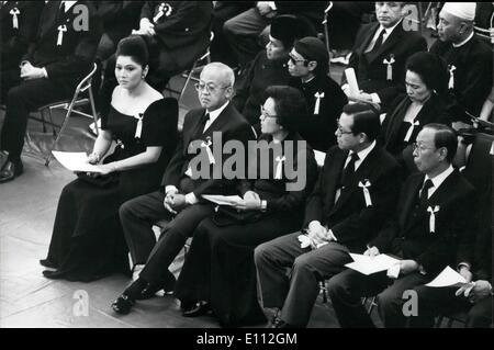 Juin 06, 1975 - Funérailles nationales pour l'ancien Premier Ministre japonais Sato : plus de 6 200 personnes, dont les représentants de 91 pays, ont assisté à la national funérailles de l'ancien Premier Ministre japonais Eisaku Sato au Budokan (Arts Martiaux) Hall de Tokyo. Sato, qui l'année dernière a reçu le Prix Nobel de la paix a été victime d'un avc le 19 mai dernier, et est mort d'une naturel 3 juin. Sur la photo, Mme Imelda Marcos R. (première à gauche) épouse du Président philippin parmi les personnes de pays d'Asie. Banque D'Images