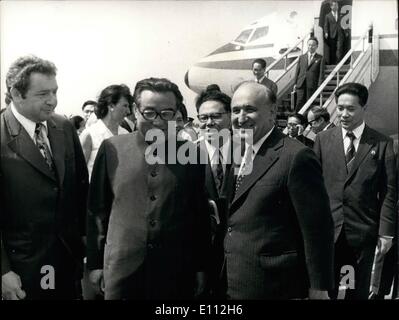 Juin 06, 1975 - Kim Il Sung en Bulgarie. La photo montre le premier secrétaire de la Commission Centrale du Parti communiste bulgare et Président du Conseil d'état de Bulgarie Todro Zhivkov et le Secrétaire général de la Commission Centrale du Parti du Travail de Corée et Président de la République populaire démocratique de Corée Kim Il Sung au cours de cérémonie de bienvenue à l'aéroport de Sofia. Banque D'Images