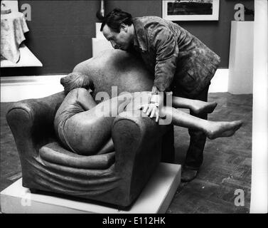 05 mai 1975 - Sculpteur James Butler pour épouser son modèle : l'une des oeuvres du sculpteur James Butler à la Royal Academy Summer Exhibition, est cette année, la Royal Academy Summer Exhibition est ''Portrait d'angle''-qui montrent son modèle, Angie Berry-la fille qu'il prévoit de se marier-recroquevillé dans un fauteuil, qui est en vente, exprimés en bronze, pour environ 5 000. L'exposition s'ouvre le 3 mai. Photo montre. Sculpteur James Butler en regardant son ''Portrait d'angle'' à un aperçu de l'exposition à la Royal Academy. Banque D'Images