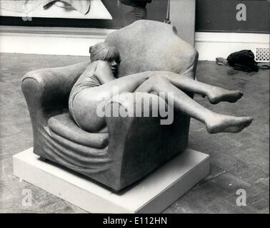 05 mai 1975 - Sculpteur James Butler pour épouser son modèle ; l'une des oeuvres du sculpteur James Butler à la Royal Academy Summer Exhibition est ''Portrait d'Angie'' qui montre son modèle, Angie Berry la fille qu'il prévoit de se marier recroquevillé dans un fauteuil qui est en vente en bronze à 5 000. Photo montre James Butler's ''Portrait d'Angie'', à la vue de la presse le Salon International de l'été de l'Académie. Banque D'Images