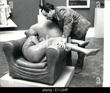 05 mai 1975 - le sculpteur James Butler marie son modèle ; l'une des œuvres du sculpteur James Butler à l'exposition d'été de la Royal Academy de cette année, est ''Portrait d'Angie'' qui montre son modèle, Angie Berry la fille qu'il envisage de marier enroulée dans un fauteuil, qui est à vendre coulé en bronze, pour 5 000. L'exposition ouvre le 3 mai La photo montre le sculpteur James Butler regardant son ''Portrait d'Angie'' lors d'un aperçu de l'exposition à la Royal Academy. Banque D'Images