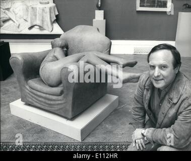 05 mai 1975 - le sculpteur James Butler marie son modèle ; l'une des œuvres du sculpteur James Butler à l'exposition d'été de la Royal Academy de cette année, est ''Portrait d'Angie'' qui montre son modèle, Angie Berry la fille qu'il envisage de marier enroulée dans un fauteuil, qui est à vendre coulé en bronze, pour 5 000. L'exposition ouvre le 3 mai La photo montre le sculpteur James Butler regardant son ''Portrait d'Angie'' lors d'un aperçu de l'exposition à la Royal Academy. Banque D'Images