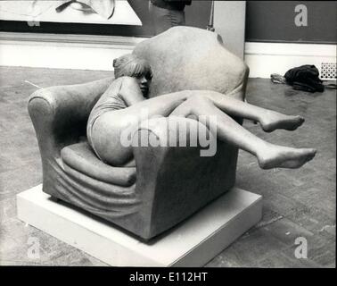 05 mai 1975 - Sculpteur James Butler pour épouser son modèle ; l'une des oeuvres du sculpteur James Butler à la Royal Academy Summer Exhibition, est ''Portrait d'Angie'' qui montre son modèle, Angie Berry la fille qu'il prévoit de se marier recroquevillé dans un fauteuil, qui est à vendre, coulée en bronze pour 5 000.Photo montre sculpteur James Butler en regardant son ''Portrait d'Angie'' à un aperçu de l'exposition à la Royal Academy. Exposition d'été. Banque D'Images