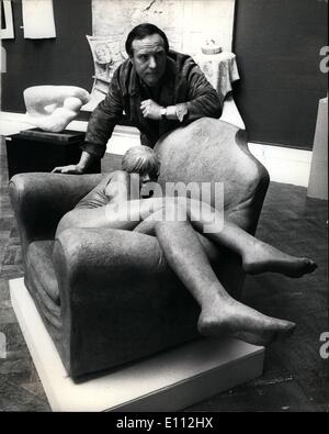 05 mai 1975 - à ne pas être publié avant le vendredi 2 mai. 1975. Sculpteur James Butler pour épouser son modèle. L'une des oeuvres du sculpteur James Butler à la Royal Academy Summer Exhibition, est ''Portrait d'angle'' - qui montre son modèle, Angie Berry - la fille qu'il prévoit de se marier - recroquevillé dans un fauteuil, qui est en vente, exprimés en bronze, pour $ 5000. L'exposition s'ouvre le 3 mai. photo montre sculpteur James en regardant son beurre ''Portrait d'Angie'' à un aperçu de l'exposition à la Royal Academy. Banque D'Images