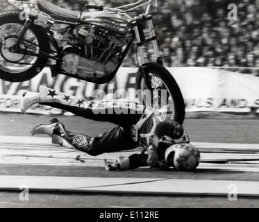 Evel Knievel Daredevil se bloque après saut de bus Banque D'Images