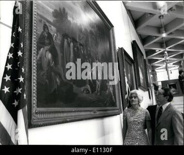 Juillet 02, 1975 - 2 juillet 1975 Les jeunes du Nord une exposition de chefs-d'Américains à l'ambassade américaine à Londres. Un aperçu de la presse s'est tenue aujourd'hui de jeunes nord, une exposition de 48 chefs-d'œuvre de peinture américaine à l'ambassade américaine à Londres pour commémorer le bicentenaire de l'Amérique de la collection de la Pennsylvania Academy of the fine arts Photo montre : Monsieur Elliot Richardson, l'ambassadeur américain à Londres et sa femme, en regardant une peinture de Penn traité avec les Indiens (1771) de l'artiste Benjamin West. L'exposition s'ouvre le 4 juillet. Banque D'Images