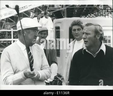 Juillet 07, 1975 - pratique pour open golf championship : photo montre l'ancien vainqueur du British open d'Afrique du Sud Bobby Locke est vu parler à Arnie Palmer le célèbre acteur américain, à Carnoustie hier. Banque D'Images