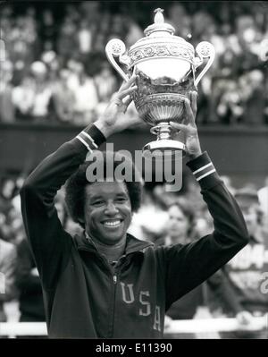 Juillet 07, 1975 - Arthur Ashe (USA) est le nouveau champion de Wimbledon après avoir battu Jimmy Connors en finale. Photo montre une Arhtur Ashe tient son trophée en altitude lorsqu'il est devenu le nouveau champion masculin par frapper à son compatriote, Jimmy Connors (le titulaire) dans la finale à Wimbledon aujourd'hui. Banque D'Images