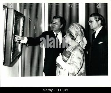 Juillet 07, 1975 - point plus fine pour la Reine Mère : vu par l'ambassadeur américain, Elliot Richardson, à droite de la reine Elizabeth. La Reine Mère, a l'un des points plus précis d'une peinture fait remarquer par l'attaché culturel. Ritcheson Charles lors de sa visite à l'Amérique ''Jeunes'' exposition de peinture organisée par la Pennsylvania Academy pour les beaux-arts à l'ambassade des États-Unis, à Londres aujourd'hui mercredi 23 juillet. Banque D'Images