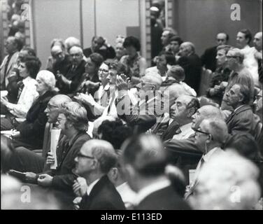 Juillet 07, 1975 - Lord Stokes est hué à Leyland's d'Actionnaires de Londres : Lord Stokes, Président de la société mère British Leyland en difficulté, a été catcalled et demandé à plusieurs reprises de démissionner dans un âpre conflit avec les actionnaires lors d'une réunion publique à Londres hier. Il a expliqué le gouvernement de la 10p pour offrir des actions de la société. La photo montre la British Leyland actionnaires engagés dans une dispute avec Lord Stokes comme il leur a demandé d'accepter le Gouvernement de la 10p offre. Banque D'Images