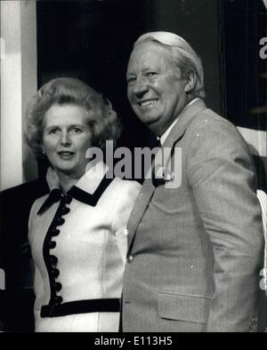 09 octobre 1975 - Mme Margaret Thatcher et M. Edward Heath réunit au congrès du parti conservateur. La photo montre le nouveau chef du parti conservateur, Mme Thatcher vu avec M. Edward Heath l'ancien chef lors de leur rencontre hier sur la plate-forme du congrès du parti conservateur à Blackpool. Banque D'Images