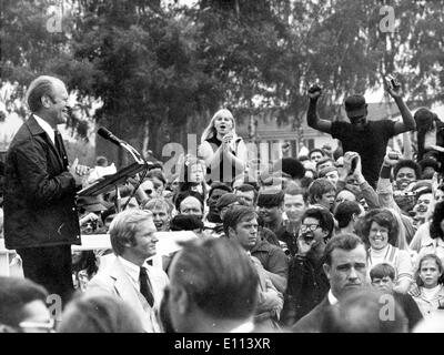 Le président Gerald Ford parle à l'aéroport. Banque D'Images