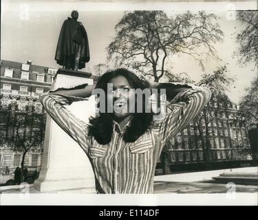 11 novembre 1975 - Miss Monde, fait une promenade. Photo montre 18 ans Wilnellia Merced de Puerto Rico, qui l'un le titre de Miss Monde La nuit dernière a été très tôt ce matin dans le soleil de Londres dans Gresvenor Square à côté de la statue de l'ancien Président Roosevelt. Banque D'Images