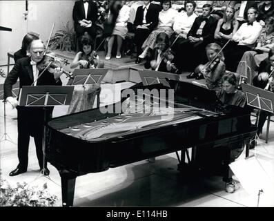 08 août 1975 - Festival de musique de Lucerne à Menuhin : du 14 septembre au 6ème tout près de Lucerne Festival de musique traditionnelle. La photo montre la célèbre violoniste Yehudi Menhuin joue Bachà Lucerne Concert-Hall vendredi 16 août. Banque D'Images