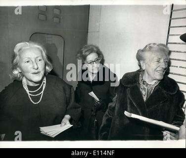 11 novembre 1975 - Réunion pour Siegfried Wagner Rare opéra de Wagner : La famille avait une rare réunion à Londres la nuit dernière pour entendre une performance de l'un des opéras moins connus du Siegfried ''Der Friedensengel''. Webers et certains de la famille Liszt étaient au Queen Elizabeth Hall en ligne A. invitations avaient été envoyées par Mlle Friedelind Wagner, fille de Siegfried et petite-fille de Richard Wagner. Photo montre Mme Winifred Wagner, veuve de Siegfried Wagner, avec ses filles. Mlle Friedelind Wagner (à gauche) et Mme Banque D'Images