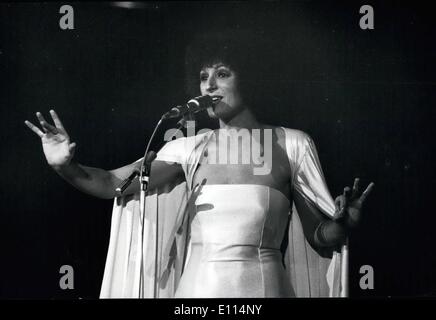 11 novembre 1975 - World Popular Song Festival : du 45 chanteurs de toutes les régions du monde qui ont participé à la World Popular Song Festival à Tokyo 15 été finalistes. Les 3 jours de compétition a eu lieu au Budokan (Hall du Maréchal Arts) à Tokyo. La photo montre la chanteuse américaine Kelly Stevens chanter ''Veuillez écrire une chanson qui s'appelle Marilyn'', composé par Billy Tragesser (USA) Banque D'Images