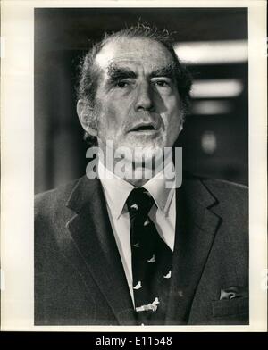 Le 12 décembre 1975 - L'amiral Elmo Zumwalt Jr., Ret. US Navy Chief of Naval Operations de parler aux journalistes avant de venir témoigner à la Chambre Sous-commission sur l'avenir de la politique étrangère de la recherche et du développement. L'amiral Zumwalt a fait les manchettes récemment pour attaquer M. Kissinger pour garder l'information sur les violations de la soviétique Accords Salt. Banque D'Images