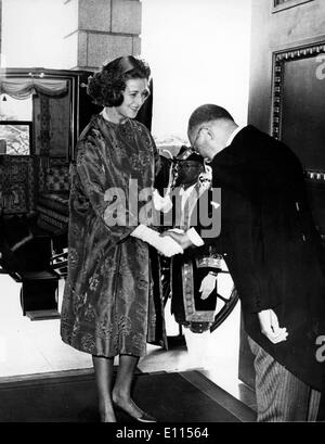 18 novembre 1961 - Tokyo, Japon - la princesse Alexandra de Kent a été reçu en audience par l'empereur du Japon au Palais Impérial de Tokyo. La photo montre la Princesse arrivant à l'Imperial Palace dans l'État coach qui avait été envoyé par l'empereur. Banque D'Images