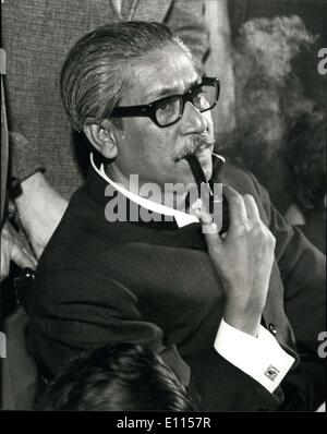 15 août 1975 - Cheikh Mujib Rahman tués au Bangladesh Bangladesh : Coup d'État le Président, Cheikh Mujibur Rahman, 55 ans, est aujourd'hui signalé tué dans un coup d'État dirigé par l'aube, le ministre du Commerce Khondker Mushtaque Ahmed, soutenu par les forces armées, selon le Bangladesh la radio aujourd'hui. La photo montre le Cheikh Mujibur Rahman photographié au cours d'une visite à Londres en 1972. Banque D'Images