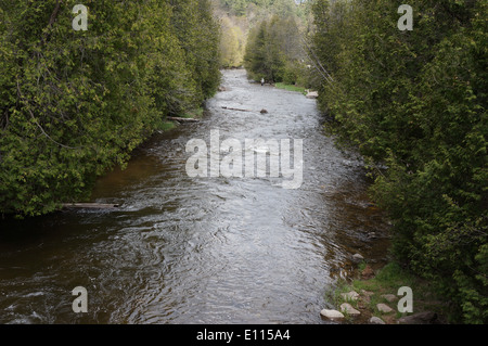 La pêche dans la rivière Banque D'Images