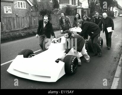 Le 12 décembre 1975 - John Surtees lance son nouveau Grand Prix de voiture : John Surtees les ex-champions du monde pilote de course showedoff sa nouvelle voiture au Grand Prix de l'équipe de son siège, Edenbridge, Kent aujourd'hui. Surtees est excité au sujet de la nouvelle voiture qu'il décrit comme ''différente de la terre vers le haut" de la F1 car il a été l'exécution de cette année. et espère que ses négociations avec la perspective sponsors se passera bien pour la saison prochaine. Surtees a l'intention de faire fonctionner deux voitures la saison prochaine, avec un pilote britannique et des Banque D'Images