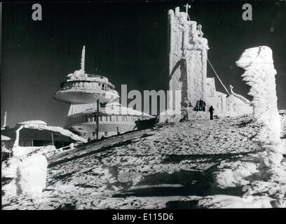 01 janvier 1976 - L'art d'hiver de la Pologne : Photo montre ce morceau de décor artistique a été créé à la suite d'une récente tempête de neige sur le sommet de la montagne, Sniezka en Pologne. Banque D'Images